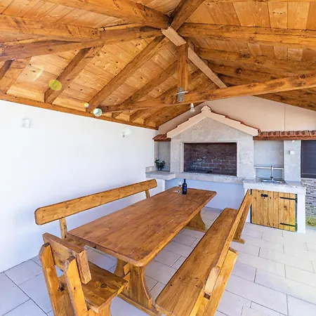 2 Bedroom Gorgeous In Kastel Gomilica Apartment