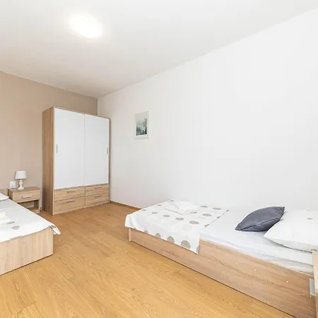 2 Bedroom Gorgeous In Kastel Gomilica * Kastela