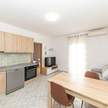 Apartment 2 Bedroom Gorgeous In Kastel Gomilica Kastela