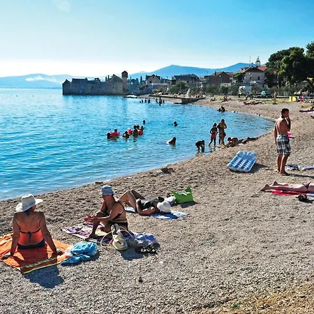 2 Bedroom Gorgeous In Kastel Gomilica