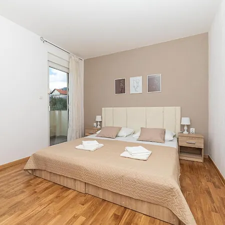 2 Bedroom Gorgeous In Kastel Gomilica *