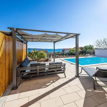 2 Bedroom Gorgeous In Kastel Gomilica * Kastela