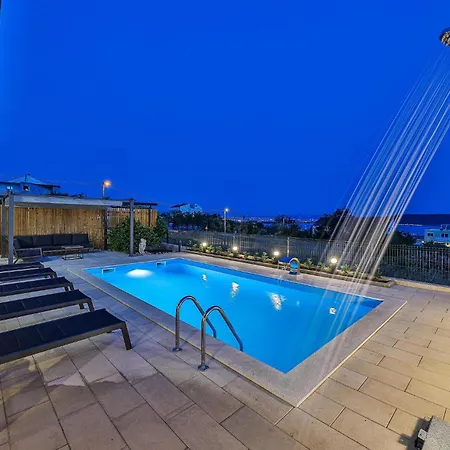 2 Bedroom Gorgeous In Kastel Gomilica Apartment *